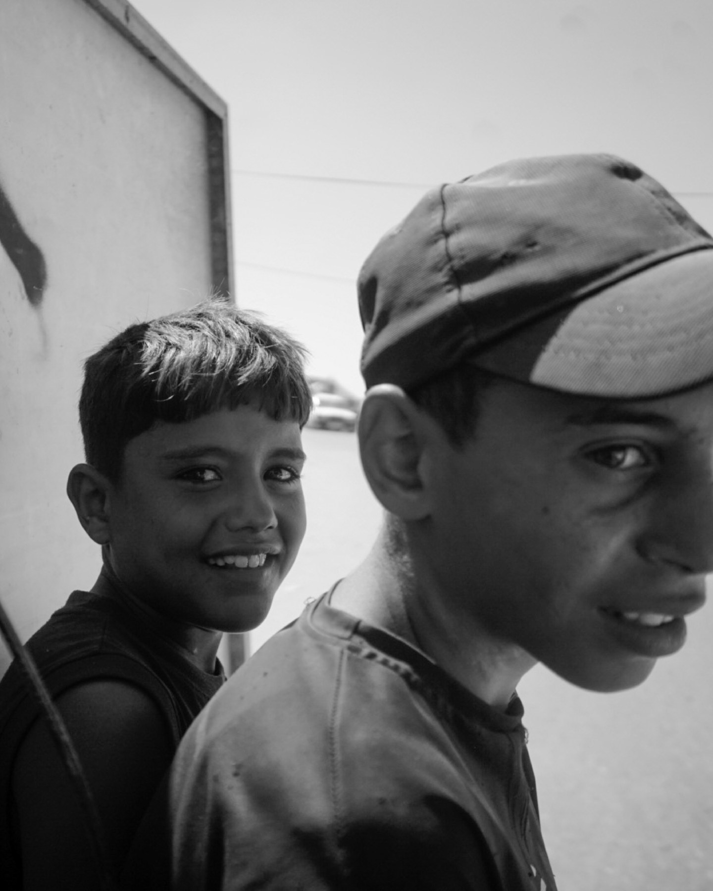 Fotografia in bianco e nero: due bambini guardano verso l’obiettivo.